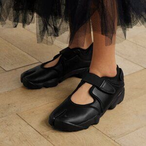 Nike Air Rift Tabis in Black Leather Sneakers